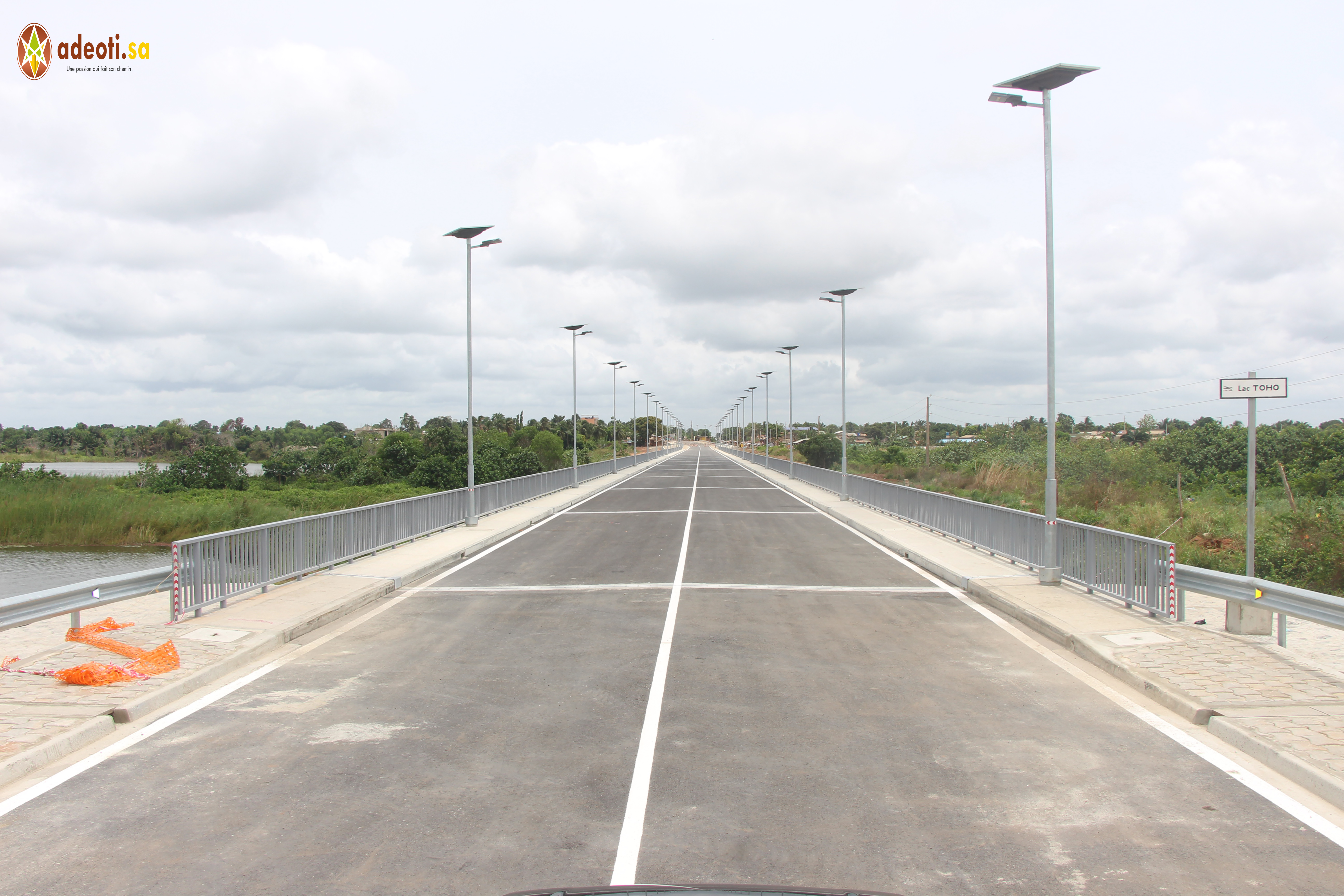 Pont sur le lac Toho (route Pahou–Tori, 325 ml)