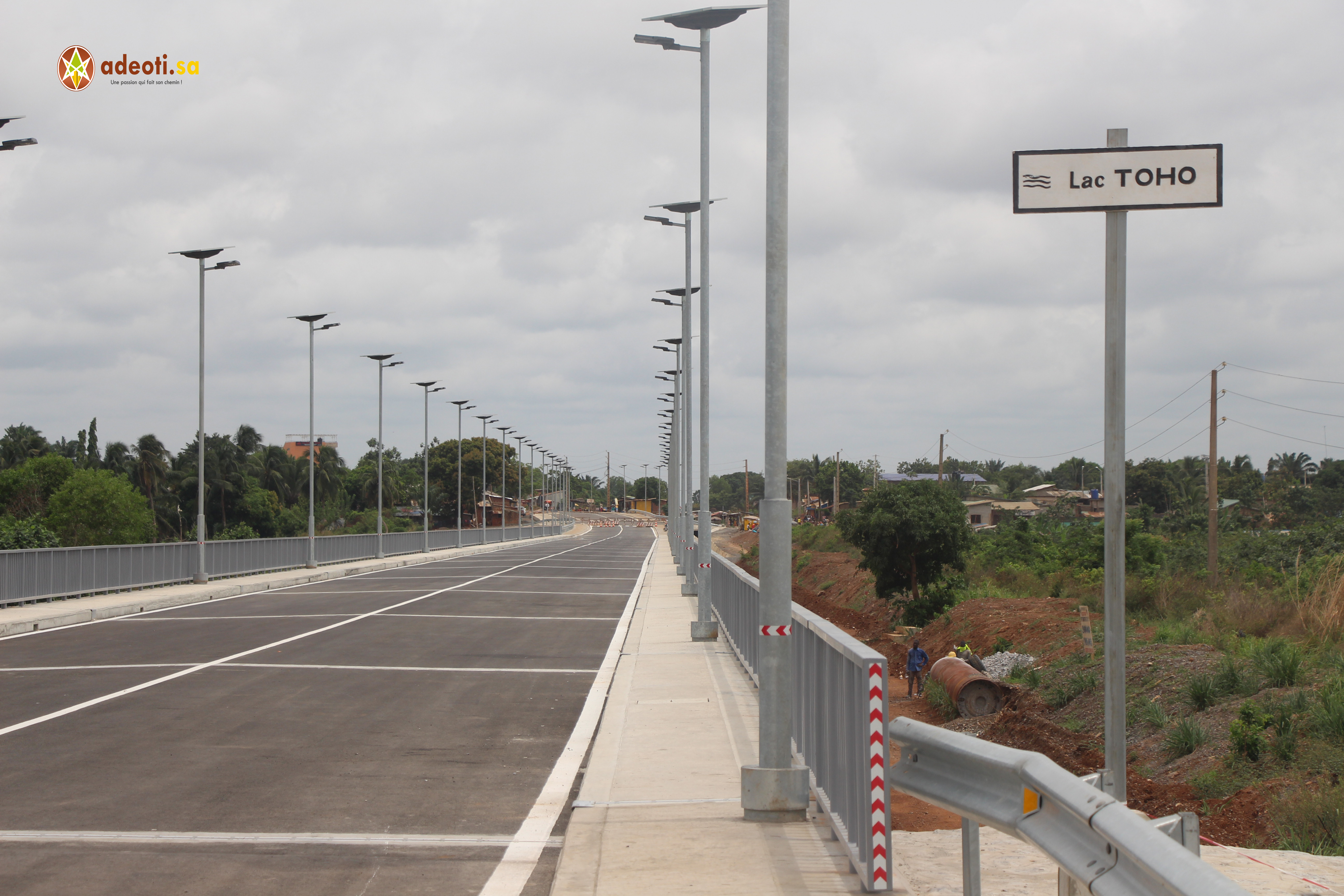 Pont sur le lac Toho (route Pahou–Tori, 325 ml)