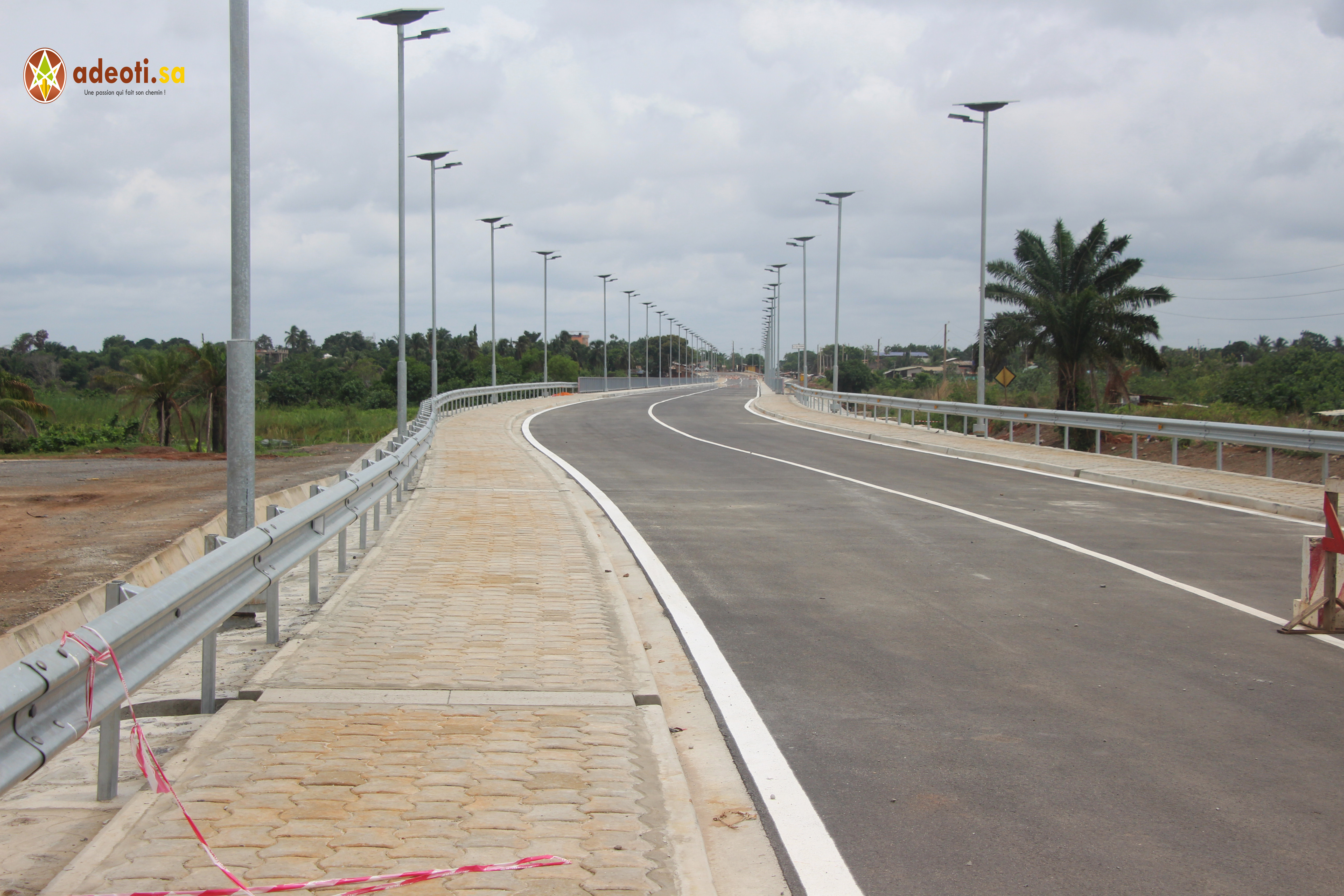 Pont sur le lac Toho (route Pahou–Tori, 325 ml)