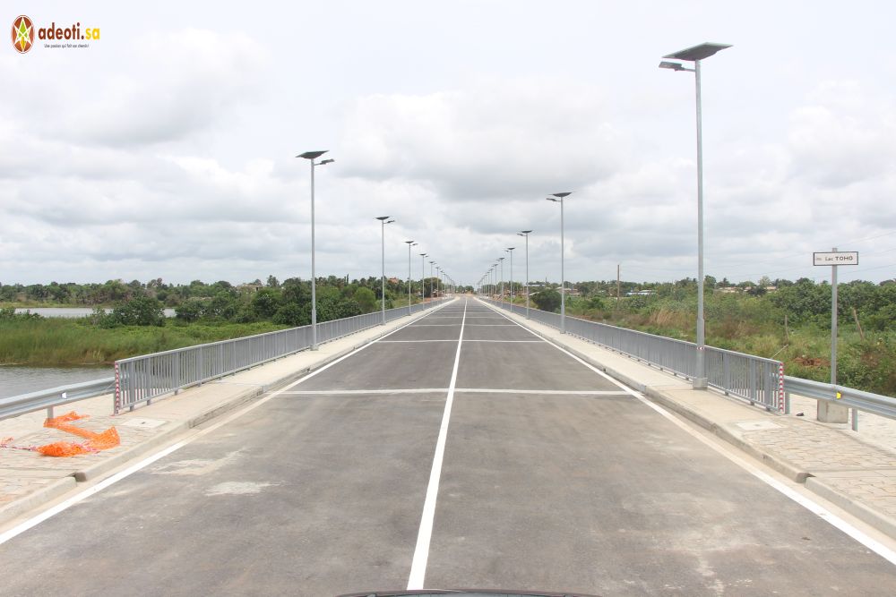 Pont sur le lac Toho (route Pahou–Tori, 325 ml)